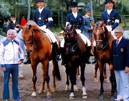 Haushohe Gewinner der Mannschafts-Goldmedaille 1976: Bundestrainer Willi Schultheis, Harry Boldt auf Woyceck(Hannoveraner), Gabriela Grillo auf Ultimo (Trakehner), Dr. Reiner Klimke auf Mehmed (Hannoveraner), Equipechef Anton Fischer � Copyright wie angegeben